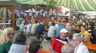 Stimmung: Zwei Tage lang wurde in Harthausen gefeiert, und es herrschte gute Stimmung beim 2. Dorfplatzfest am alten Rathaus in der Ortsmitte.