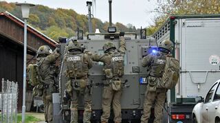 Spezialeinsatzkräfte der Polizei im Einsatz in Bobstadt: Der Tatkomplex im Fall „Ingo K.“ wird aktuell vor dem Oberlandesgericht aufgearbeitet.
