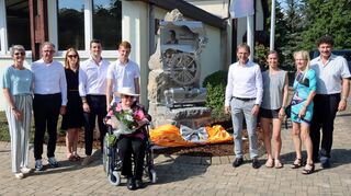 In Osterburken wurde der Platz vor der Baulandhalle in „Adolf-Zimmermann-Platz“ umbenannt. Die AZO-Mitarbeitenden haben eine Skulptur aus Muschelkalk und Edelstahl geschaffen, die bei der Einweihung enthüllt wurde.