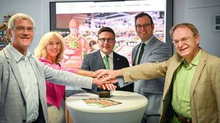 Schalten die neue Website zur kreisweiten Abfallvermeidungskampagne gemeinsam frei: (von links) Werner Rüger, Ursula Mühleck, Landrat Christoph Schauder, Erster Landesbeamter Florian Busch und Dr. Walter Scheckenbach.