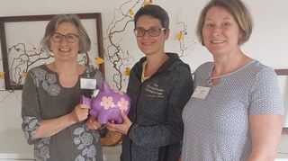 Astrid Auernhammer (Mitte) von den „Wittighäuser Dielegnatzern“ übergab eine Spende von 2000 Euro an die Koordinatorinnen Sabine Strommer (links) und Stefanie Herz vom Ökumenischen Hospizdienst Bad Mergentheim.