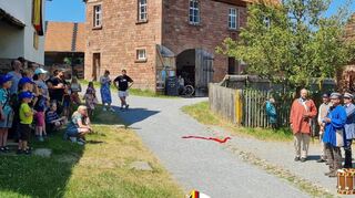 Unter der Leitung von Christian Wolff (rechts, vorne Mitte) stellte die „Interessengemeinschaft Lebendige Geschichte 1848/49“ bei der Veranstaltung „Living History“ im Freilandmuseum in Gottersdorf Szenen der Revolutionszeit nach, wie sie in ähnlicher Form bei Aufruhr vor 175 Jahren auch in unserer Region stattgefunden haben könnten.