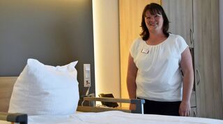 Nina Fertig, Pflegebereichsleiterin im DRK-Kreisverband, in einem Zimmer der Tagespflegeeinrichtung auf dem Reinhardshof.