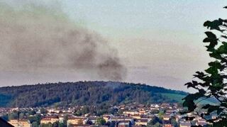 Und wieder muss die Feuerwehr ausrücken: Zum dritten Mal binnen weniger Tage sind die Rauchschwaden über dem Wald im Bereich des Edelbergs in Tauberbischofsheim weithin sichtbar. Diesmal standen zwei Stellen in Flammen.
