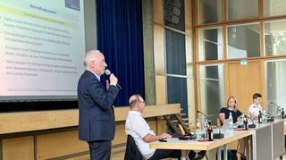 Gefragter Experte: Norbert Brugger vom Städtetag Baden-Württemberg (links) referierte am Dienstag in der Stadthalle Tauberbischofsheim zum Thema „Unechte Teilortswahl“. Informationen zur Lage in der Kreisstadt gaben außerdem Bürgermeisterin Anette Schmidt sowie Hauptamtsleiter Michael Karle (Zweiter von links).