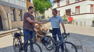 Bürgermeister Frank Menikheim (rechts) freut sich, dass Julian Uhl in diesem Jahr als Stadtradeln-Star mit dabei ist.