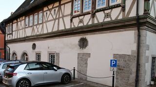 Hinter dem Grünsfelder Rathaus soll eine Ladestation für Elektroautos entstehen und gleichzeitig ein Parkplatz für ein Car-Sharing Fahrzeug entstehen.
