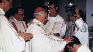 Bei der Priesterweihe (von links): Provinzial der Weißen Väter in Deutschland, Pater Baumeister, Ortspfarrer Robert Wohlfarth, Erzbischof Dr. Schäufele legt dem Weihekandidat Gerd Knühl die Hände auf, während Michael Kern das Lektionar hebt – und Werner Mackert das Mikrofon für die Ortsübertragung.