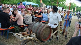 Bauer Bernd fuhr mit dem Geschenkewagen aufs Reichelsburgfest. Der Wagen war dann doch etwas kleiner als angekündigt – das Vergnügen umso größer.