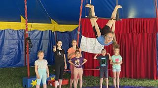 Akrobatik am Trapez darf bei einer Zirkusshow natürlich nicht fehlen. Deshalb üben die Schüler fleißig für ihren Auftritt.