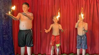 Einige Schüler lernen die Tricks eines Fakirs kennen und führen Kunststücke mit Fackeln und einem Nagelbrett vor.