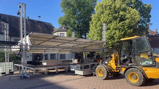 Die Vorbereitungen und Aufbauarbeiten für das Hardheimer Sommerfest, das an diesem Freitag beginnt, laufen auf Hochtouren. Die Bühne wurde bereits angeliefert und aufgebaut.