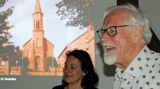 Nach dem Vortrag über die Künstlerfamilie Moosbrugger stellten sich Dr. Jörg Paczkowski und die IZKK-Leiterin Sabrina Rota Fragen und Kommentaren des Publikums. Im Hintergrund zu sehen ist ein Foto von St. Venantius in Wertheim, erbaut nach Plänen von August Moosbrugger.