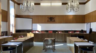 Ein 21-Jähriger stand am Donnerstag vor Gericht, weil er im November 2022 einen 60-Jährigen in Osterburken angegriffen und beklaut haben soll.