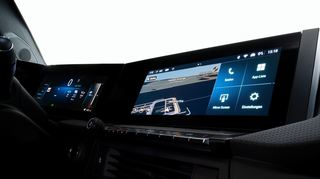 mid Berlin - Mit dem großen, optionalen Head-up-Display Intelli HUD bleibt der Blick stets sicher auf die Straße und das Verkehrsgeschehen gerichtet.