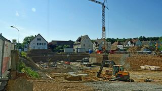 Im Frühjahr wurde das unmittelbar innenstadtnahe Gelände „Lucianwiesen“ komplett abgeräumt und baufertig gemacht. Jetzt ist mit dem ersten Wohnbau-Großprojekt an der Weikersheimer Bahnhofstraße begonnen worden.