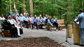 Vor geladenen Gästen fand am Donnerstag in Großrinderfeld die Eröffnung des ersten Friedwalds im Main-Tauber-Kreis statt. Erster Landesbeamter Florian Busch sprach seine Glückwünsche aus.