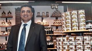 Ein Bild aus den 90er-Jahren: Suntat-Gründer und Netzwerker Mustafa Baklan mit seinen vorwiegend aus der Türkei importierten Produkten.