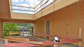 Die neue Grundschule im Auenland ist lichtdurchflutet und setzt auf viel Holz. Der Richtspruch am Donnerstag kam von Heiko Schuster (Firma Aeckerle Holzbau), ehe er sein Glas traditionell in die Tiefe fallen ließ.