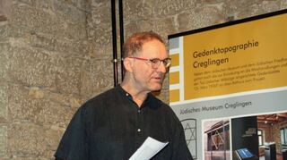Pfarrer Oliver Gußmann stellte im Jüdischen Museum Creglingen die fast 1000 Seiten starke Studienausgabe „Das neue Testament – jüdisch erklärt“ vor.