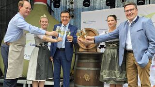 Umrahmt von Taubertäler Weinhoheiten sowie weiteren Gästen schlug Bürgermeister Dr. Lukas Braun den Zapfhahn in das Holzfass und eröffnete damit das Laudaer Weinfest 2023.