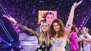 Heidi Klum und das neue Topmodel Vivian beim Finale.