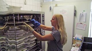 Im Ofen werden die Gerichte warm gemacht und erreichen in speziellen Thermoboxen die Kunden. Genaue Listen helfen bei der Planung.