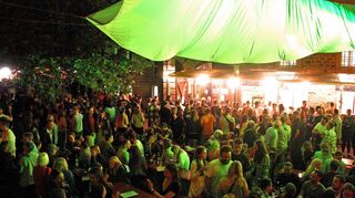 Zahlreich strömten die Besucher in die Laudaer Altstadt, um bei sommerlichen Temperaturen ein Viertele Wein oder anderes zu genießen. Bilder: Peter D. Wagner