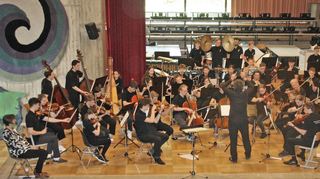 „Auf einem Persischen Markt“ lautet das Motto von Gesprächs- und Mitmach-Konzerten des Jugendsinfonieorchesters (JSO) Bad Mergentheim in der Aula am Deutschorden-Gymnasium (DOG). Die Konzerte wurden und werden ausschließlich vor Kindern und Lehrkräften von Grundschulen aus der näheren Region aufgeführt.