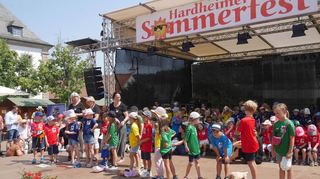 Aufgefallen: Die Kinder des Gemeindekindergartens Hardheim hatten extra für ihr 150-Jahr-Jubiläum einiges einstudiert. Die „Dreikäsehochs“ waren eine Augenweide auf der Showbühne des Hardheimer Sommerfestes, das gestern Abend mit großem Erfolg zu Ende ging.