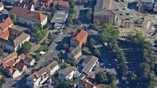 Die Luftaufnahme stammt vom September 2020 und zeigt das Areal in Bad Mergentheim, das umgangssprachlich als „Bermuda-Dreieck“ bezeichnet wird. Oben rechts beginnt gerade das neue Pflegeheim „Carolinum“ zu entstehen, unten links das neue Advita-Haus im Seegartenquartier (ehemals Kaufland). Am rechten Rand liegt der Alte Friedhof, links das Dominikanerkloster und die Grundschule Stadtmitte. Umschlossen wird das Areal von Wachbacher, Würzburger Straße und Oberem Graben.