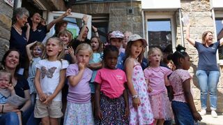 „Wir feiern heute ein tolles Fest“: Musikalisch begrüßten Kinder und Erzieherinnen ihre Besucher.