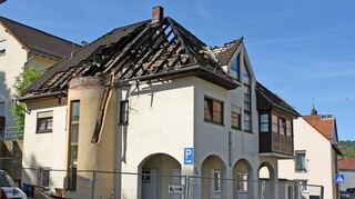 Dieses Mehrfamilienhaus in Boxberg wurde durch den Brand stark beschädigt.