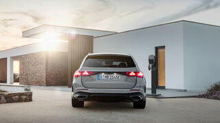 mid Groß-Gerau - Die E-Klasse ist auch als T-Modell unter anderem mit einem Plug-in-Hybrid samt rein elektrischer Reichweite von rund 100 Kilometern (nach WLTP) erhältlich.