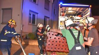 Feuerwehr und THW packten am Montagabend gemeinsam in Unterbalbach an.