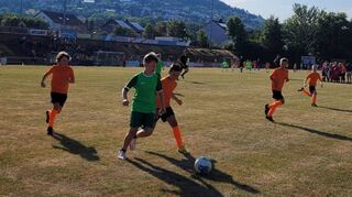 Spannende Fußballspiele gab es beim Kreisentscheid im Wettbewerb „Jugend trainiert für Olympia“ in Königshofen. Den Pokal bei den Jungen gewann die GMS Lauda, bei den Mädchen die PAGS Külsheim. Rund 300 Kinder nahmen an den beiden Turnieren teil.