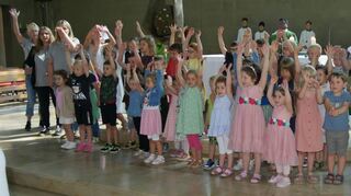 Die Kinder laden mit dem Lied „Hereinspaziert, hereinspaziert“ alle Gottesdienstbesucher zum Mitfeiern ein.