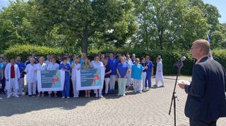 Klinikgeschäftsführer Frank Hehn forderte von der Politik eine verlässliche Finanzierung der Kliniken im Land. Zu der Kundgebung vor dem Krankenhaus in Buchen waren mehrere Dutzend Mitarbeiter gekommen.