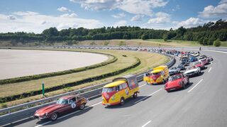 Der Oldtimer-Autokorso auf dem Oval ist sicherölich wieder eines der Highlights der Bosch Classic am Sonntag, 25., Juni auf der Bosch-Testrecke. da das prüfzentrum in Windischbuch gleichzeitig seinen 25. Geburtstag feiert, wartet auf die Bescuher ein abwechslungsreiches Rahmenprogramm.
