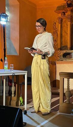 Die Autorin Ruth Frobeen beim Literaturabend des Kunstvereins in der Peterskapelle.