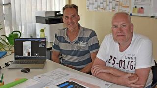 TV-Vorsitzender Thomas Beiersdorf (rechts), Dirk Fischer, der sportliche Leiter der Schwimmsport-Abteilung, sowie deren Abteilungsleiter Dr. Bernd Straub (online; siehe Laptop) machen sich große Sorgen um die steigenden Bahnenstunden-Kosten.