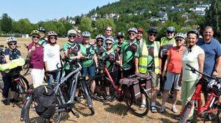 Die Gruppe des RC Dreigang Bad Mergentheim beim Start zur Touristischen Radausfahrt der Bürgerinitiative „pro Region“ durch das Kochertal, zusammen mit der Vorsitzenden Friedlinde Gurr-Hirsch (Zweite von rechts) und dem Bad Mergentheimer Kurdirektor und Geschäftsführer der Touristikgesellschaft „Liebliches Taubertal“, Sven Dell (rechts).
