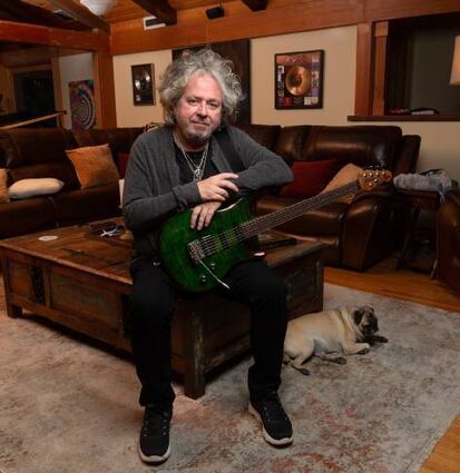 Steve Lukather hat viele Toto-Freunde auf „Bridges“ versammelt.