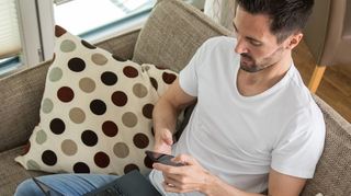 Für die Steuererklärung braucht es nicht mehr unbedingt einen Laptop. Wer keine komplizierten Angaben machen muss, kann neue Smartphone-Apps wie Steuerbot, Wiso Steuer oder Taxfix nutzen.