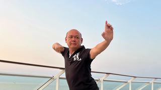 Abschalten, loslassen, entspannen: Awai Cheung (55) aus Berlin ist Tai-Chi-Lehrer. Hin und wieder coacht er Kreuzfahrtgäste.