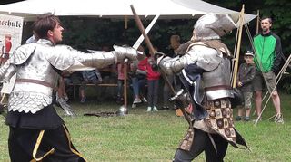 Ritterliche Schaukämpfe auf der Wiese des „Schwanen“-Biergartens werden beim Altstadtfest für Unterhaltung sorgen.