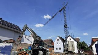 Seit ein paar Tagen wird in der Hauptstraße 54 in Werbach gebaut. Hier soll der neue Finanzpunkt von Volksbank und Sparkasse entstehen.