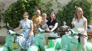 Die badischen Weinhoheiten besuchten auf ihrer E-Roller-Tour durch Tauberfranken den Winzerhof Baumann in Dertingen: (von links) Geraldine Liebs, Martin und Monika Baumann, Lisa Huber und Jessica Himmelsbach.
