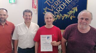 Nach den Ehrungen (von links): die TVH-Vorsitzenden Tobias Künzig und Eric Bachmann, Michael Frank sowie Abteilungsleiter Jürgen Künkel.