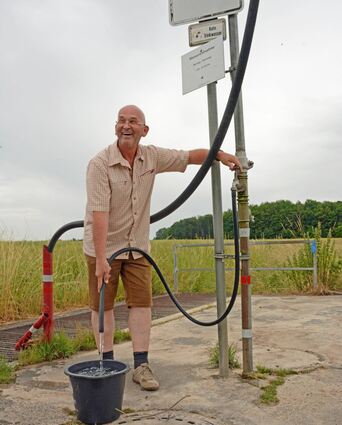 Die Quelle auf der Dornwiese hat sich in den vergangenen Tagen erholt, nun sprudelt das Wasser wieder, wenn Ortsvorsteher Udo Kempf den Hahn aufdreht.
